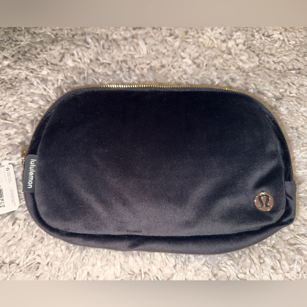 lululemon athletica Black w/ Gold Velour Everywhere Belt Bag Fanny pack NWT